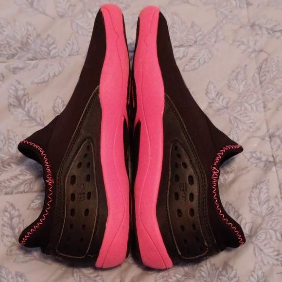 Fila Pink & Black Water Shoes Size 7M - Picture 10 of 12